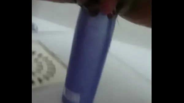 Tampilkan Stuffing the shampoo into the pussy and the growing clitoris Video segar
