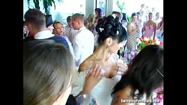 Prikaži Wedding whores are fucking in public svežih videoposnetkov