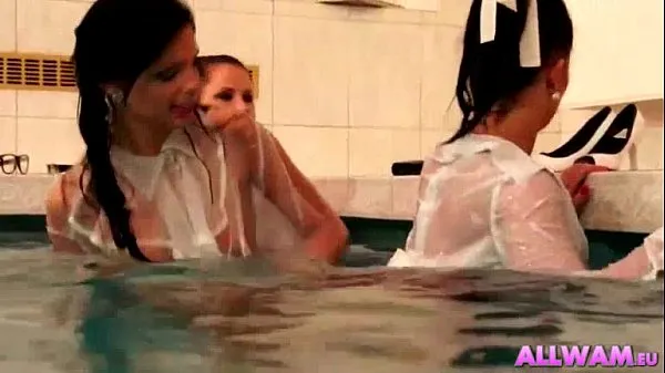 Mostrar Three Hot Lesbians Playing In A Pool vídeos recentes