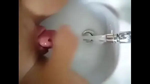 Mostrar naughty washing her swollen pussy in the sink vídeos recentes