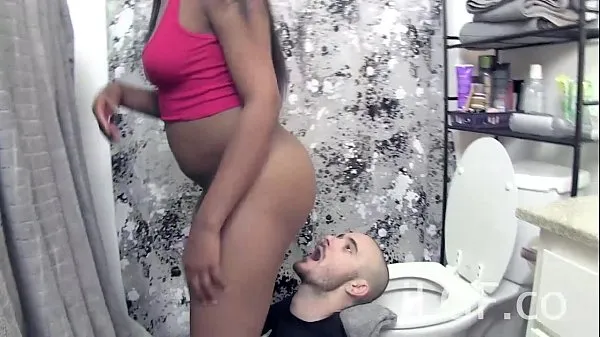 Afficher Nikki Ford Toilet Farts dans la bouche des esclaves nouvelles vidéos