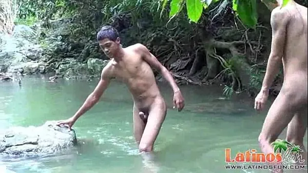 Mostrar Rapazes latinos fazem strip-tease para diversão oral molhada na selva vídeos recentes