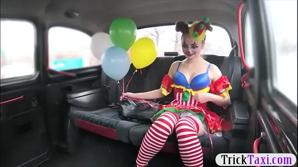 Afficher Gal déguisé en costume de clown par le chauffeur nouvelles vidéos