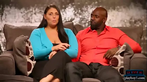 عرض Interracial amateur couple wants to try a threesome مقاطع فيديو حديثة