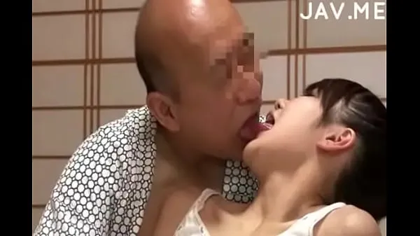 Afficher Une jeune fille japonaise avec des seins naturels surprend un vieil homme nouvelles vidéos