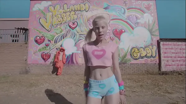 Afficher La réponse - Le bébé en feu (Clip vidéo Yolandi Only nouvelles vidéos