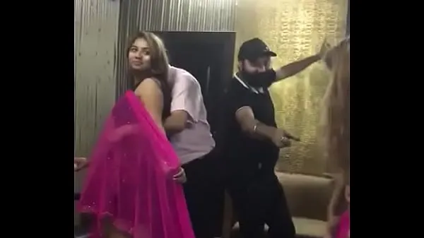 Visa Desi mujra dance at rich man party färska videor