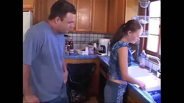 แสดง He hits on her stepdaughter while she's washing dishes วิดีโอใหม่