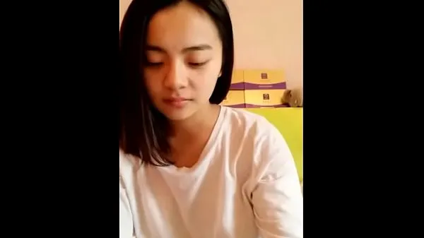 Young Asian teen showing her smooth body friss videó megjelenítése