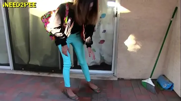 Afficher Nouvelles filles pissent leur pantalon en public réel mouillant 2018 nouvelles vidéos