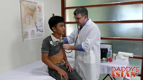 แสดง Young Asian barebacked during doctors appointment วิดีโอใหม่