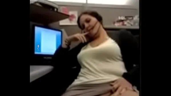 Mostrar Milf en el teléfono jugando con su coño en el trabajo vídeos nuevos