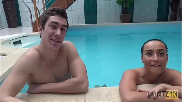 Mostrar HUNT4K. Aventuras sexuais em piscina privada vídeos recentes