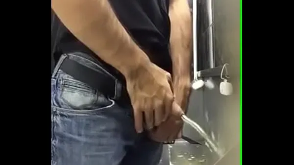 Urinal spy men pissing Yeni Videoyu göster