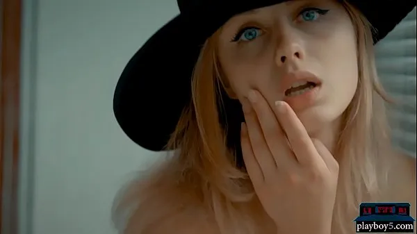 Mostra Teen bionda con un grande culo e un cappello nero diventa nudonuovi video