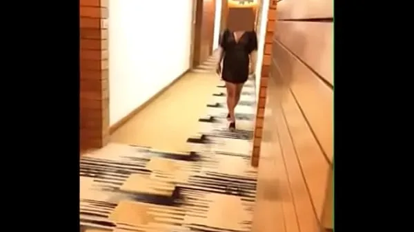 horny girl lifting her dress exposing breast n pussy in hotel lobby 個の新鮮な動画を表示