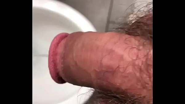 새로운 비디오 Young hairy OsoFroze Peeing in Friend’s toilet 보여주세요