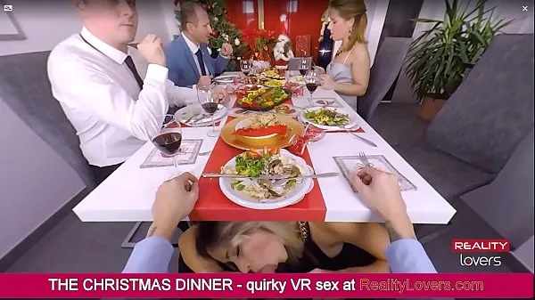 Vittoria DolceがVRでのクリスマスディナー中にテーブルの下であなたを吹き飛ばしています 個の新鮮な動画を表示