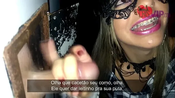 Afficher Cristina Almeida invite des fans inconnus à participer à Gloryhole 4 dans la cabine de cinéma cinema kratos au centre de são paulo, elle maudit beaucoup son mari excité pendant qu'il se filme prendre du lait nouvelles vidéos