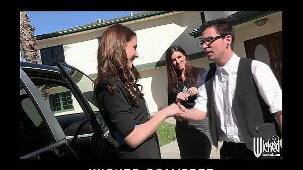 Zobraziť nové videá (Pair of sisters bribe their car salesman into a threesome)