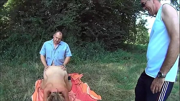 Toon Suzisoumise naked in a field nieuwe video's