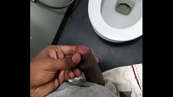 Afficher Masturbation dans les toilettes nouvelles vidéos