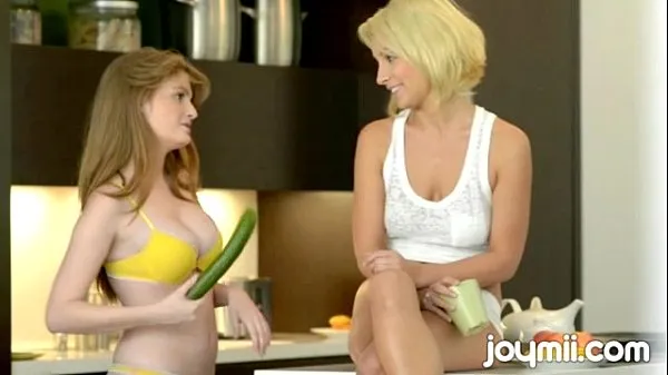 Afficher Faye Reagan baise Lexi Swallow avec du concombre nouvelles vidéos