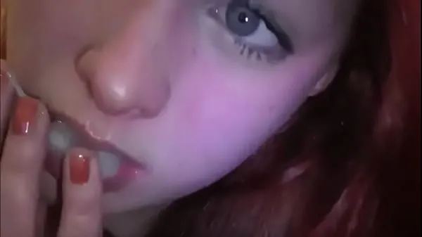 Tampilkan Married redhead playing with cum in her mouth Video segar