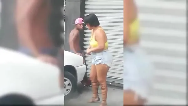 Mostrar llevando un palo en la calle vídeos nuevos