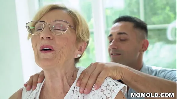 Kinky Old Chubby GILF Malya has a lucky day, gets to hop on a young dong Yeni Videoyu göster