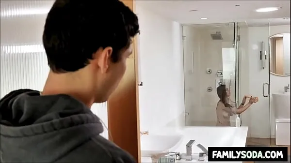 عرض stepBrother perving out on stepsister in the shower مقاطع فيديو حديثة