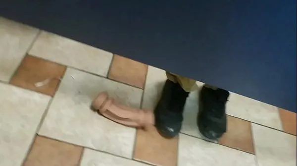 显示Playing with my Fleshlight in public bathroom (almost came on strangers shoes新鲜视频