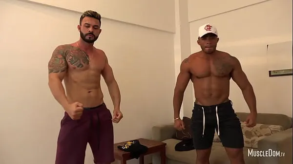 Toon Two hunks muscle worship nieuwe video's