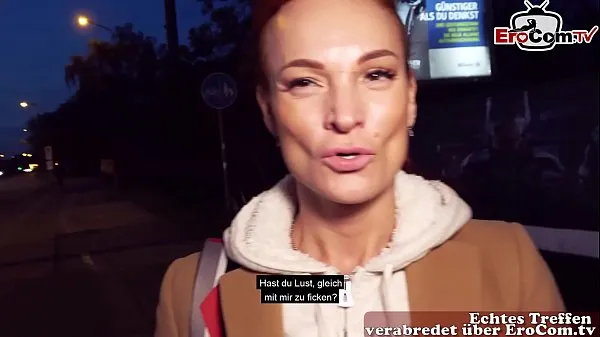 Mostra Cagna rossa rimorchiata durante il casting EroCom Date sulla strada a Berlinonuovi video