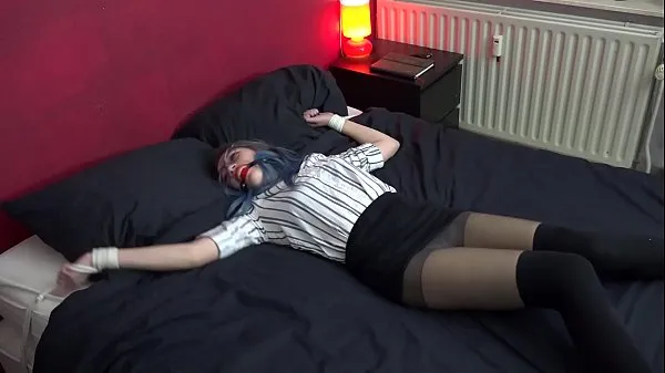 Tampilkan Blue haired chick put in bondage on bed Video segar