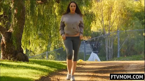 Afficher Chanel Preston clignotant seins naturels en plein air nouvelles vidéos