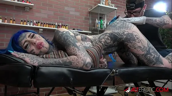 Amber Luke gets a asshole tattoo and a good fucking Yeni Videoyu göster