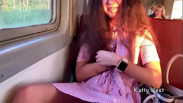 Mostra la ragazza di 18 anni ha mostrato le sue mutandine sul treno e ha masturbato un cazzo a uno sconosciuto in pubbliconuovi video