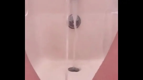 Visa 18 yo pissing fountain in the bath färska videor