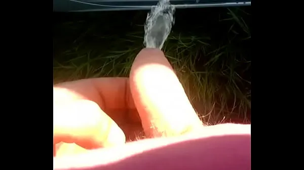 Visa Peeing against a car färska videor