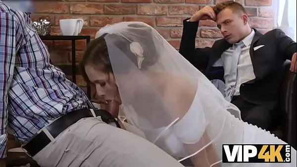 عرض VIP4K. A rich man pays well to fuck a hot young girl on her wedding day مقاطع فيديو حديثة