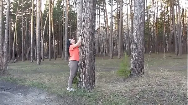 Afficher Une milf aux gros seins et un PAWG juteux se déshabille dans la forêt et se masturbe la chatte avec une branche d'épinette. Fusion avec la nature d'un nudiste mature. Fétiche amateur en plein air nouvelles vidéos