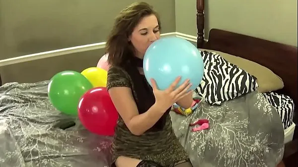 Näytä Blowing Balloons and Popping Them While Chewing Bubblegum tuoretta videota