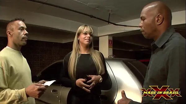 Mostra Bella donna d'affari senza soldi pagati per il parcheggio che dà il culo alle guardie di sicurezza - Angel Lima - Regia Andre Garcia - Scena completa su Rednuovi video