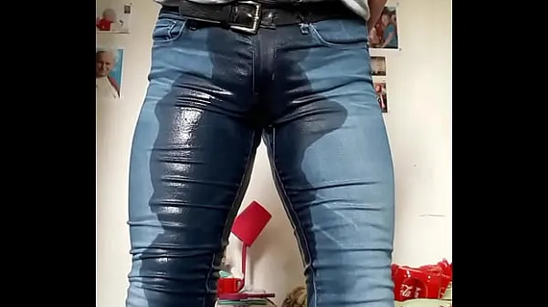 Prikaži Piss skinny jean svežih videoposnetkov