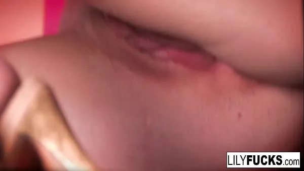 عرض Sexy Lily Loves To Play With Her Wet Pussy And Tight Ass مقاطع فيديو حديثة
