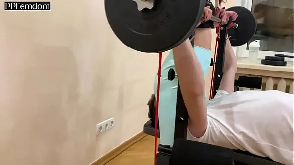 Mostra Ragazza dominante arrapata e perversa in pantaloni da yoga blu Umiliazione Guy in GYM - Facesitting Fullweight e Face Riding Female Supremacy (Previewnuovi video