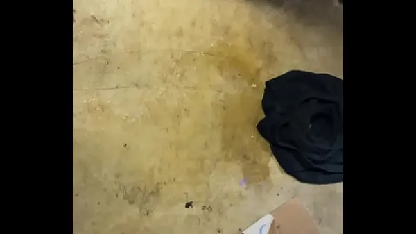 Afficher BigbadDragon888 pisse dans le garage nouvelles vidéos