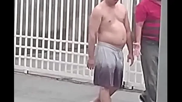 显示Chubby walking without underwear on the street新鲜视频