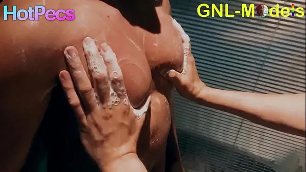 Hot Pecs getting worshipped and played in the shower 個の新鮮な動画を表示